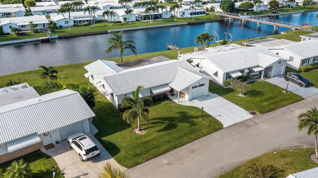 Photo of 1008 SW 7th Avenue, Boynton Beach, FL 33426 (MLS # R11140726)