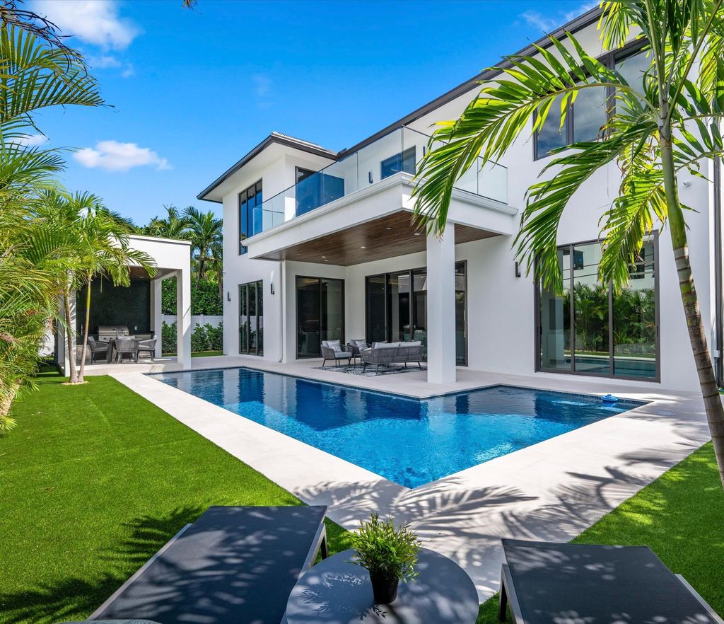 Photo of 335 NE 5th Street, Boca Raton, FL 33432 (MLS # R11121586)