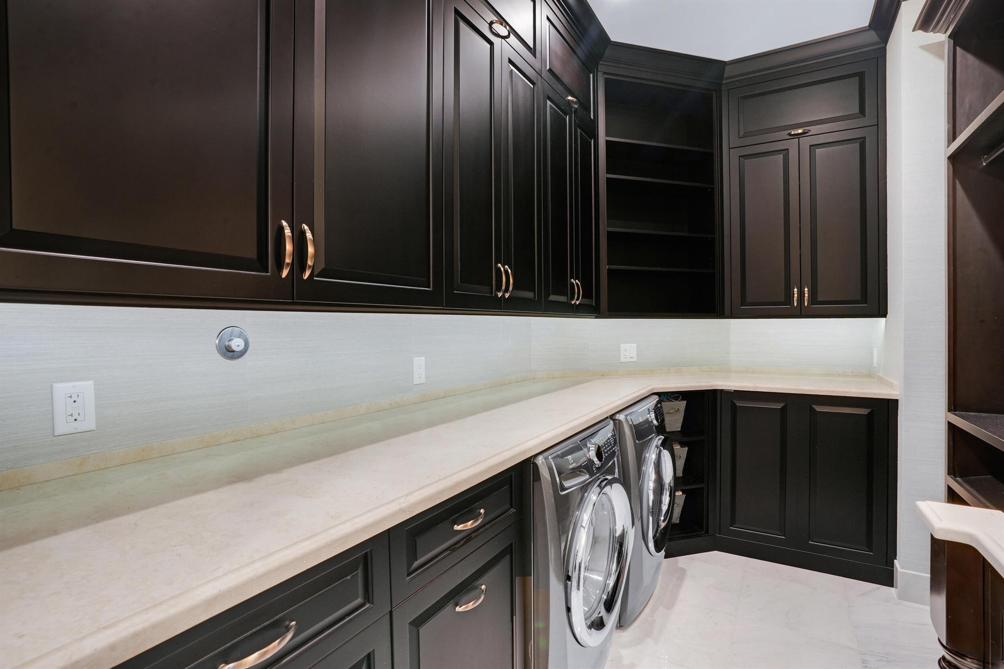 SEAGATE RESIDENCES CONDO - Residential