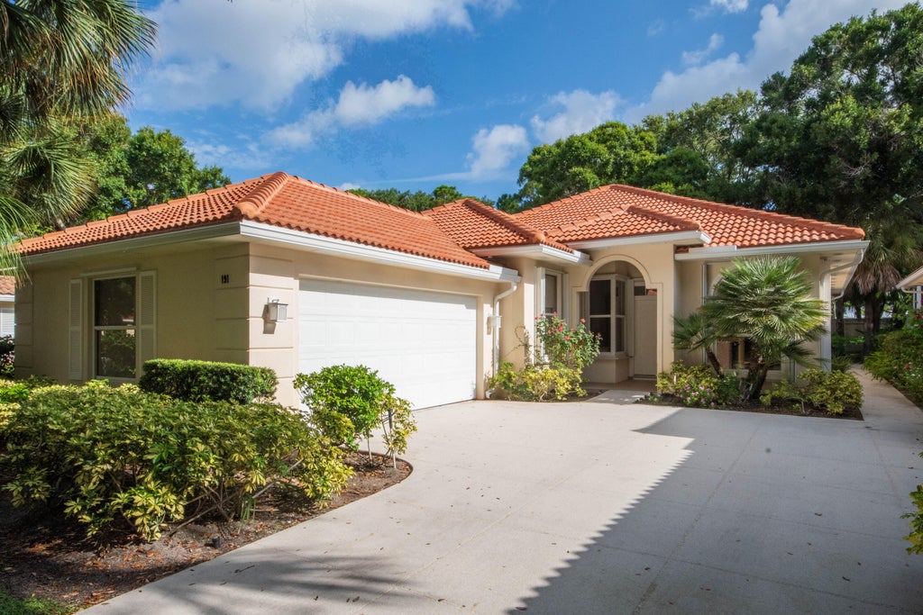 Photo of 191 E Tall Oaks Circle, Palm Beach Gardens, FL 33410 (MLS # B26045207)