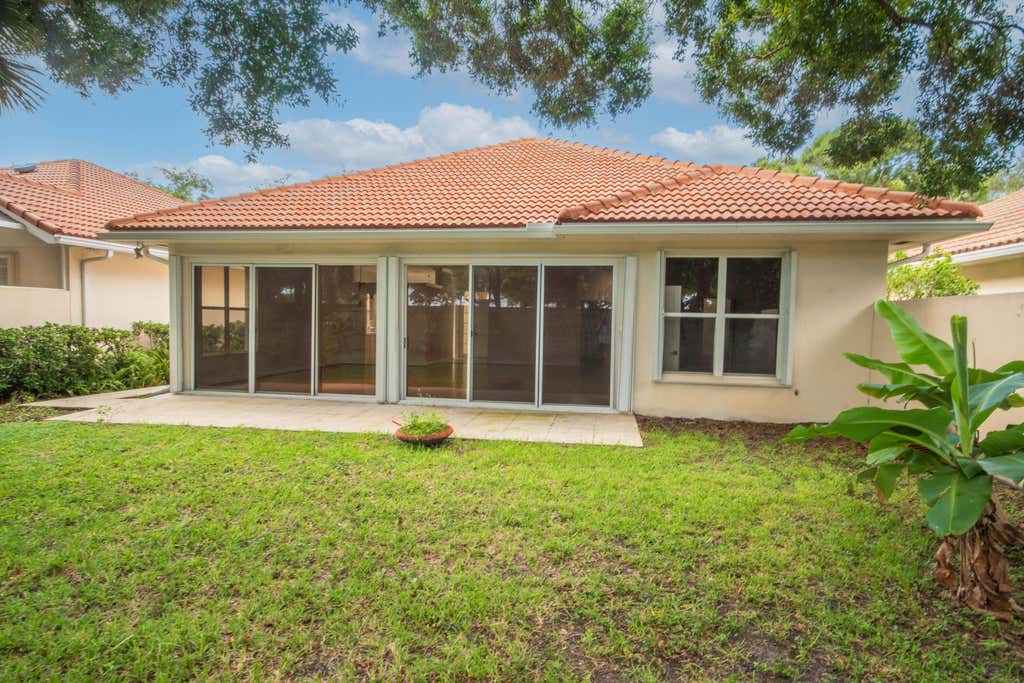Photo of 191 E Tall Oaks Circle, Palm Beach Gardens, FL 33410 (MLS # B26045207)