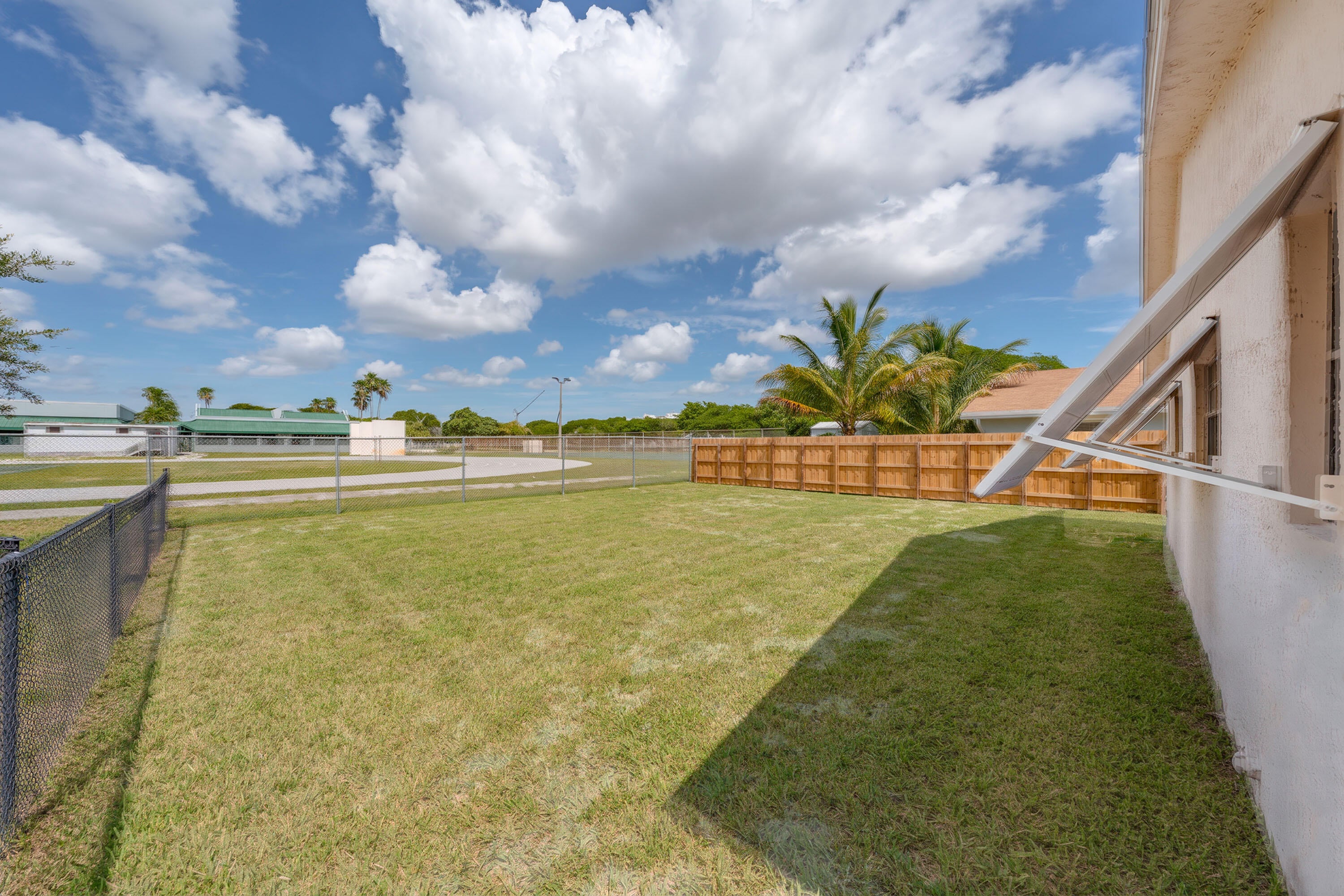 3411 NE 5 Avenue NE 1-2