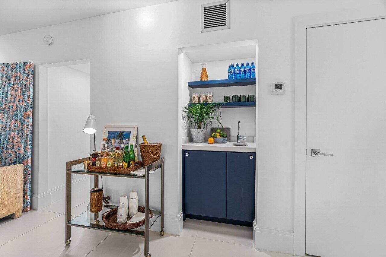 VILLA DEL SUR APTS - Residential Lease