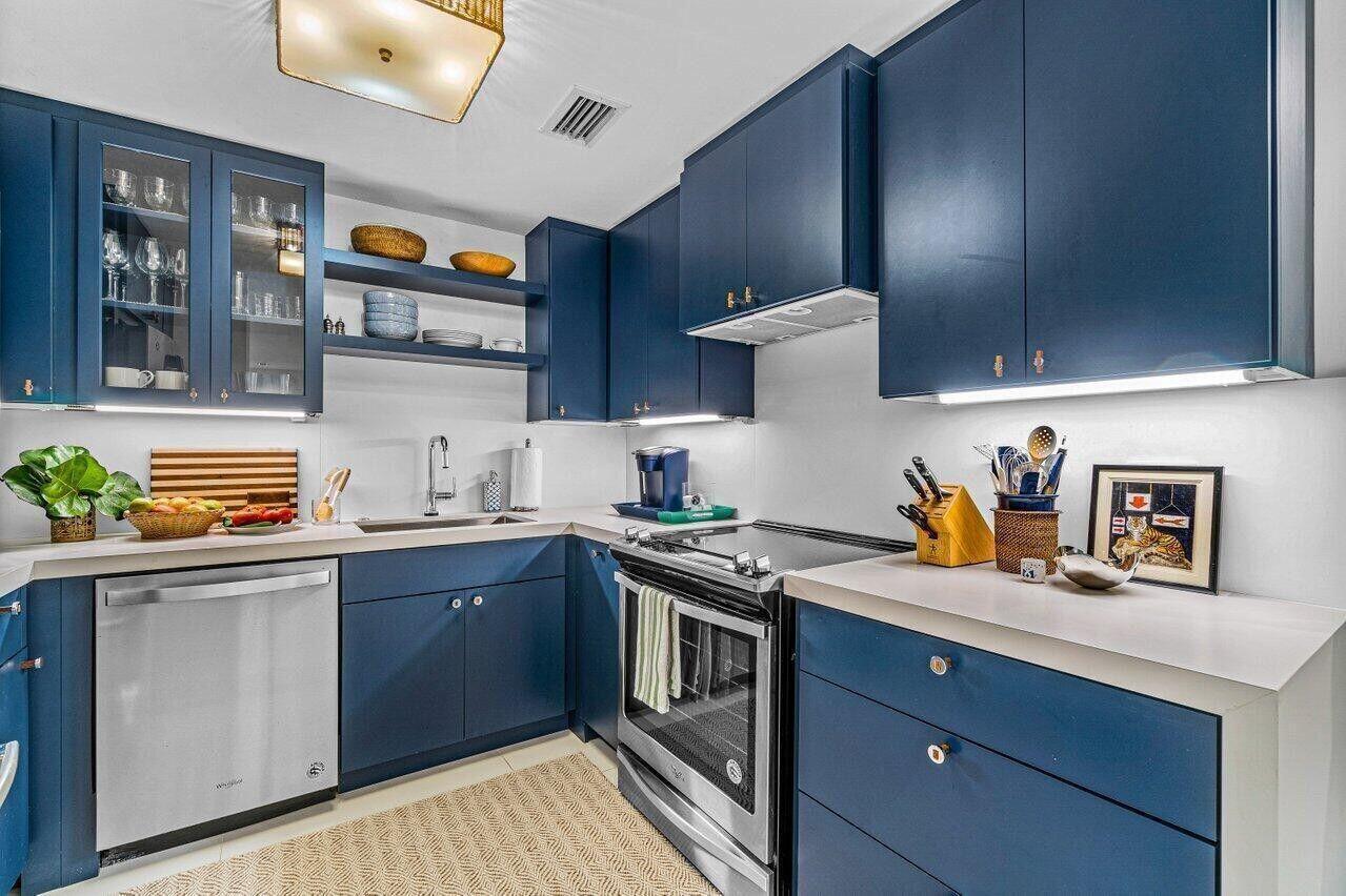 VILLA DEL SUR APTS - Residential Lease