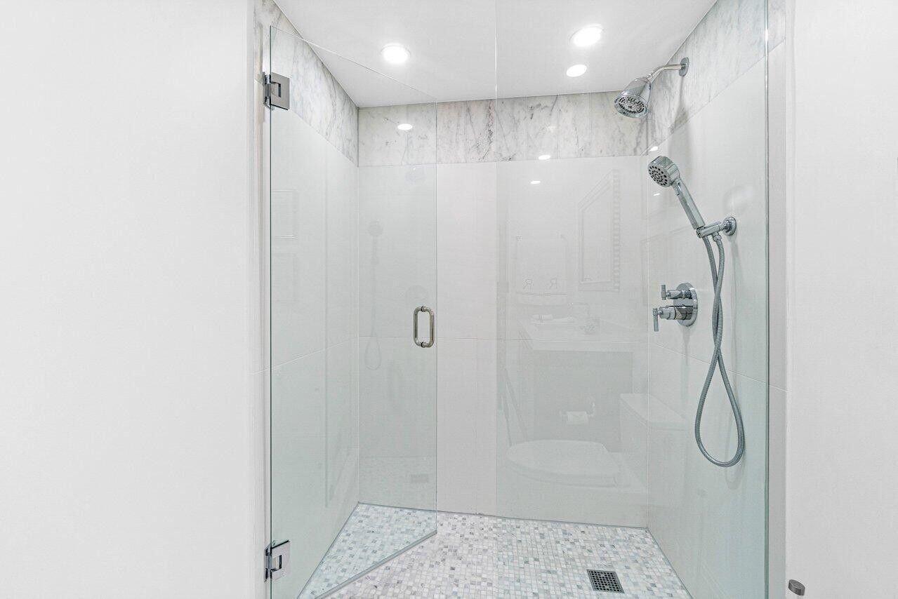 VILLA DEL SUR APTS - Residential Lease