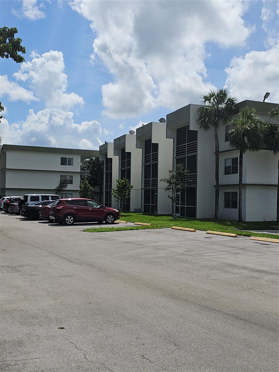 Welcome to the city of West Sunrise. This condo is move in ready with washers and dryers located on each floor