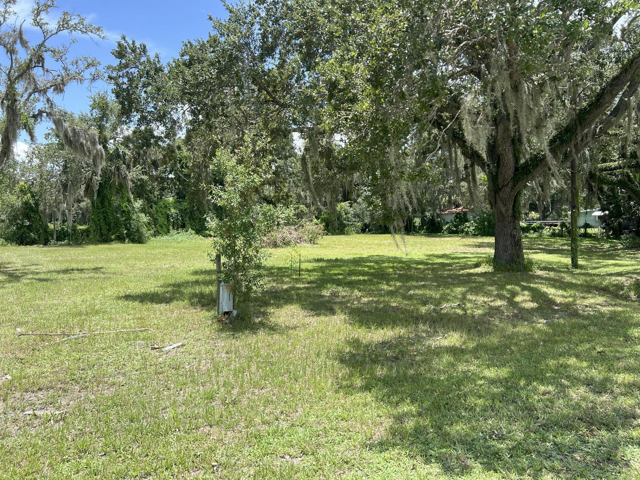 1/2 ac+. Buildable lot on SW 8th St. Mature Oaks. 5 minutes to Publix, schools, shopping. Electric and Water available. (.57 ac). PERFECT LOCATION!