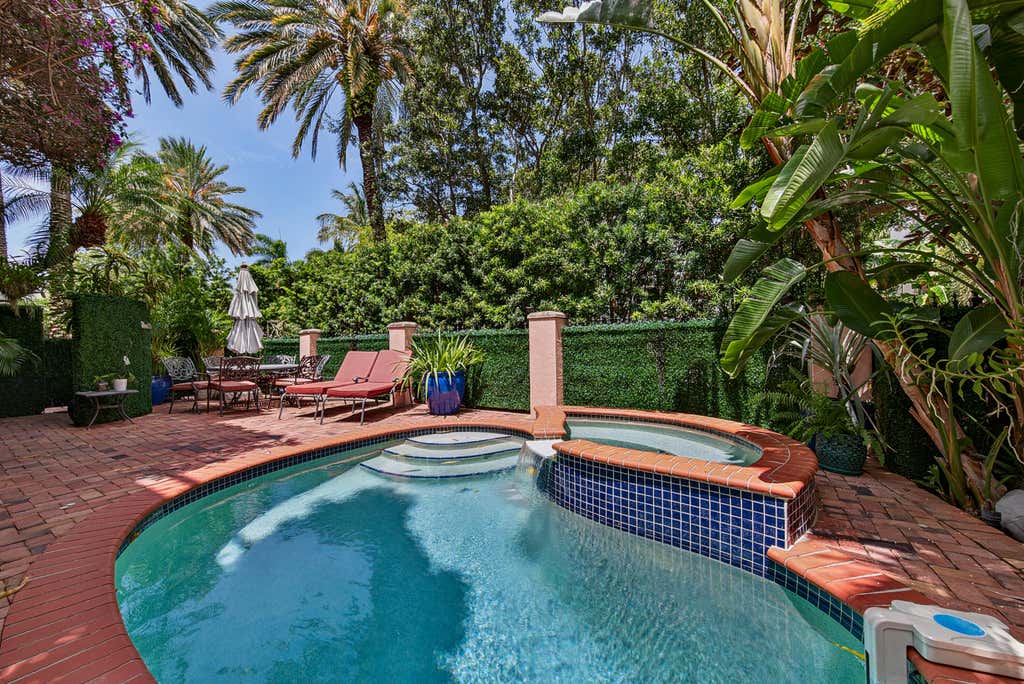 Photo of 31 SE 10th Avenue, Fort Lauderdale, FL 33301 (MLS # B26046775)