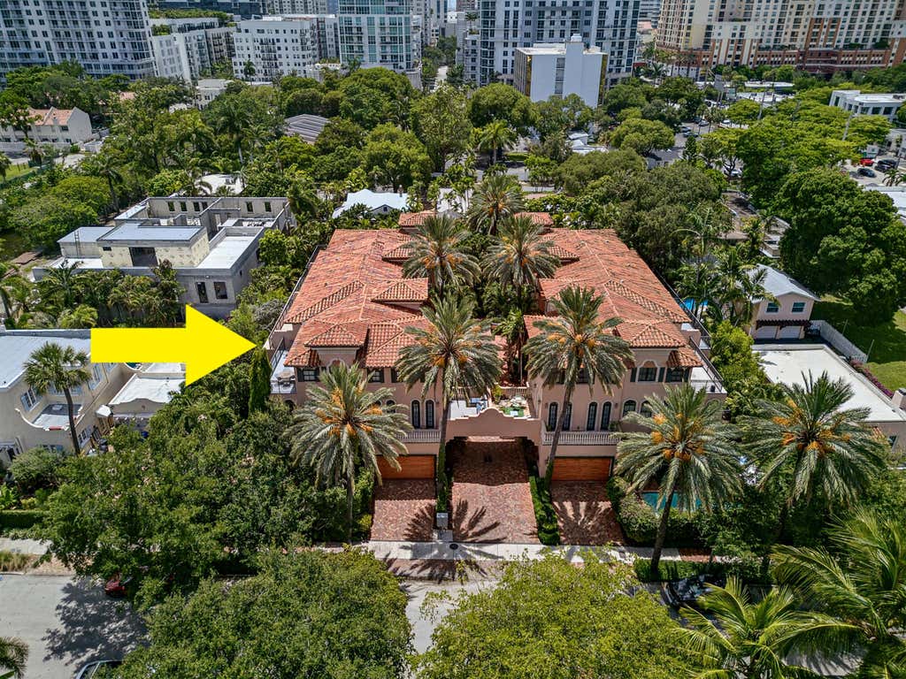 Photo of 31 SE 10th Avenue, Fort Lauderdale, FL 33301 (MLS # B26046775)