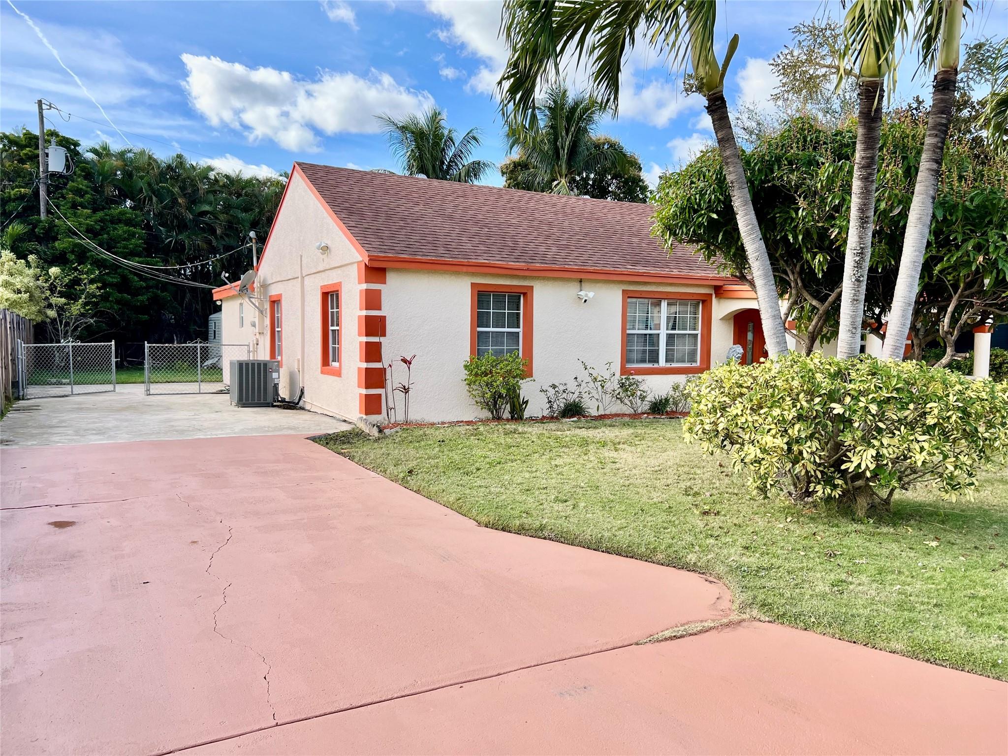 909 Helena Dr