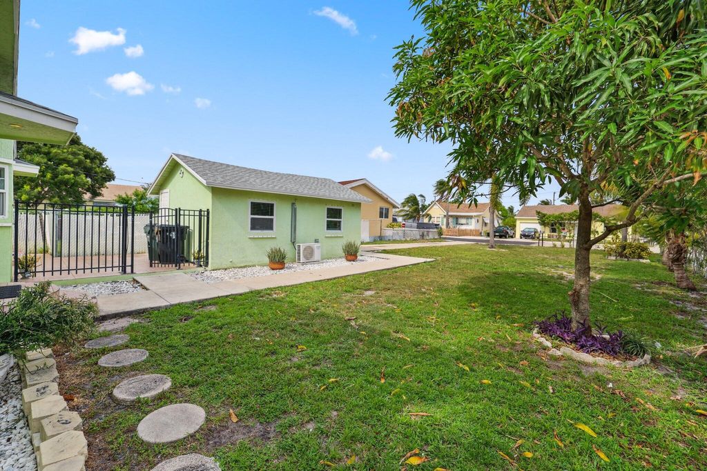 Photo of 301 N B Street, Lake Worth Beach, FL 33460 (MLS # R11010059)