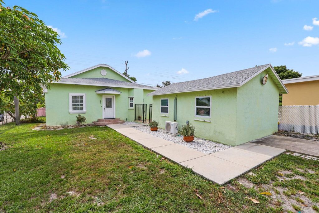 Photo of 301 N B Street, Lake Worth Beach, FL 33460 (MLS # R11010059)