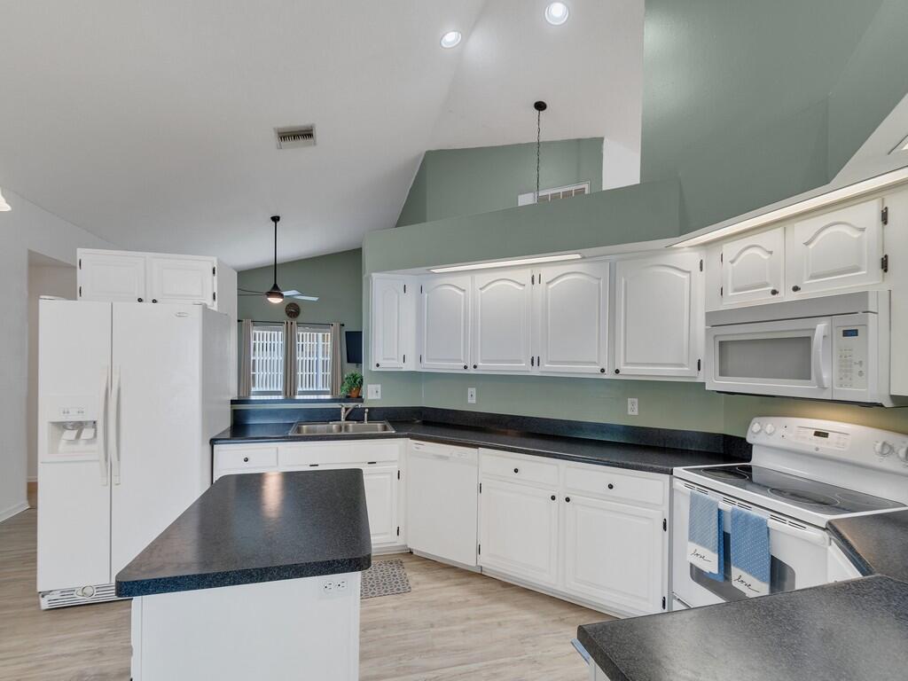 LAUREL COURT - Residential