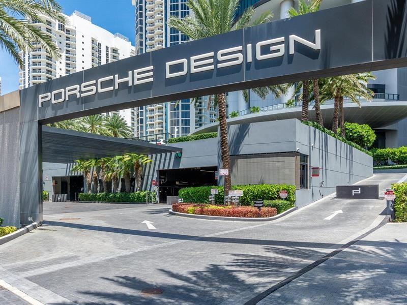 PORSCHE DESIGN TOWER - Residential