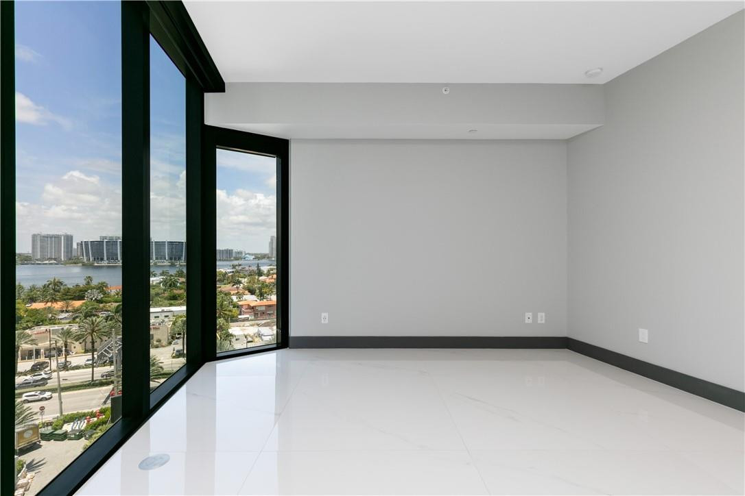 PORSCHE DESIGN TOWER - Residential