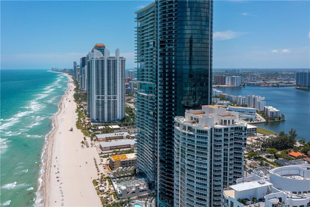 PORSCHE DESIGN TOWER - Residential