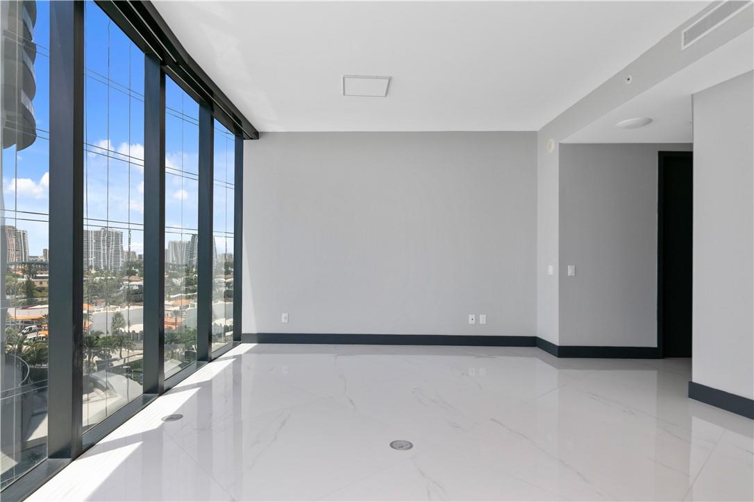 PORSCHE DESIGN TOWER - Residential