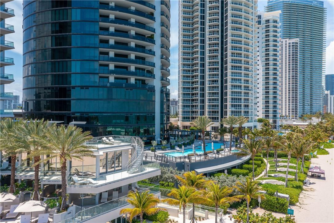 PORSCHE DESIGN TOWER - Residential