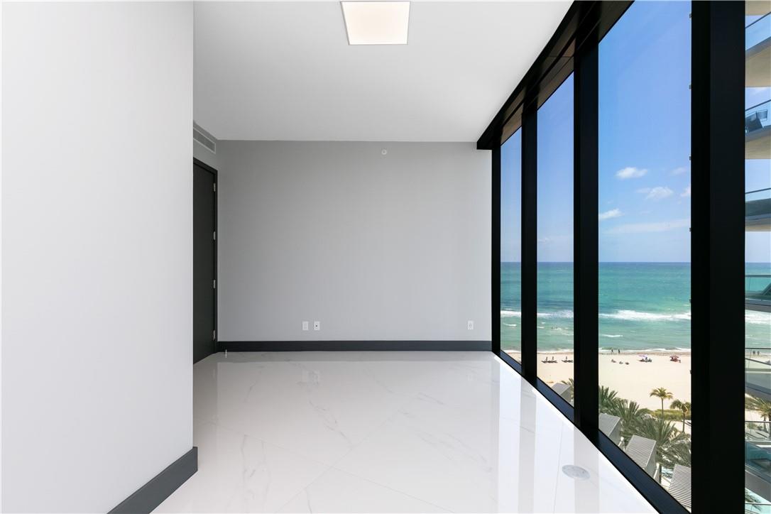 PORSCHE DESIGN TOWER - Residential