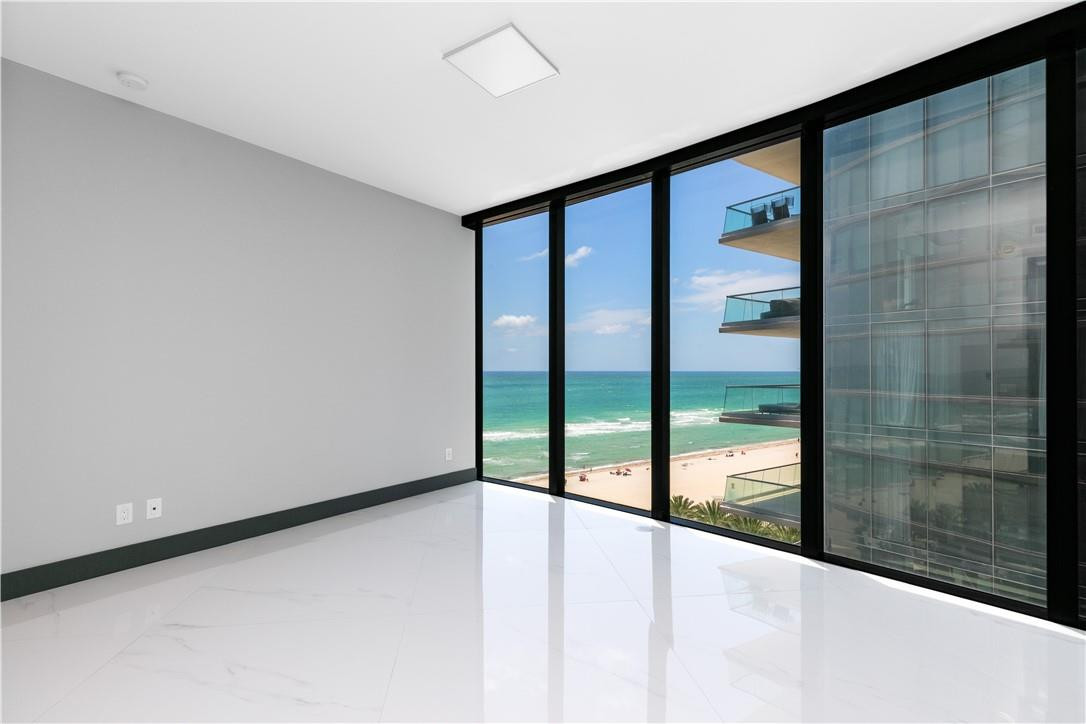 PORSCHE DESIGN TOWER - Residential