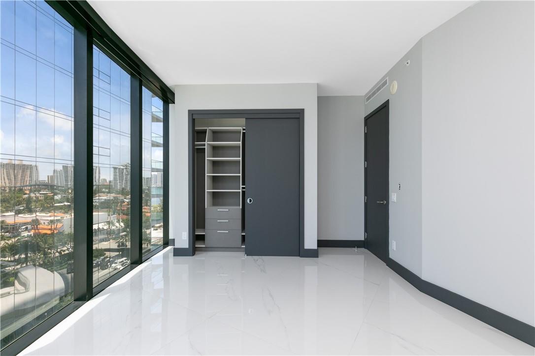 PORSCHE DESIGN TOWER - Residential