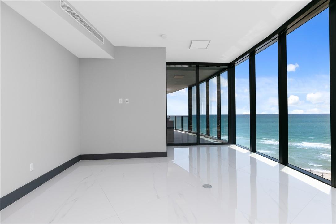 PORSCHE DESIGN TOWER - Residential