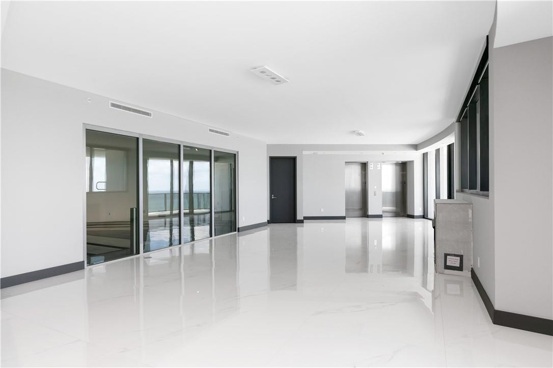 PORSCHE DESIGN TOWER - Residential