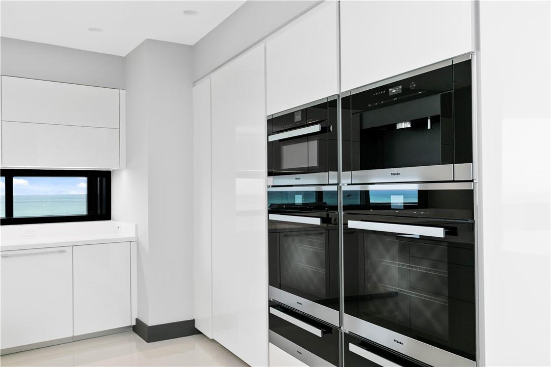 PORSCHE DESIGN TOWER - Residential