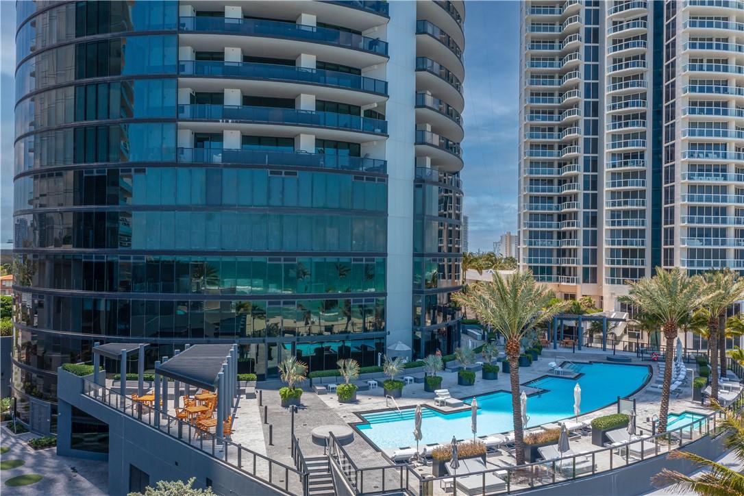 PORSCHE DESIGN TOWER - Residential