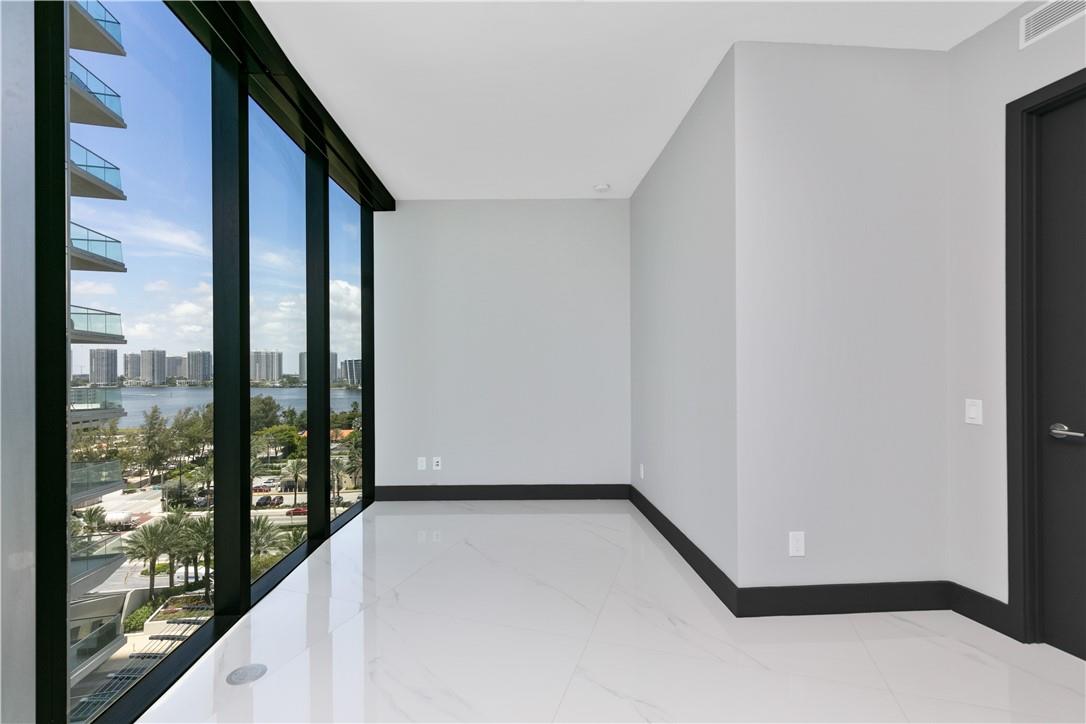 PORSCHE DESIGN TOWER - Residential