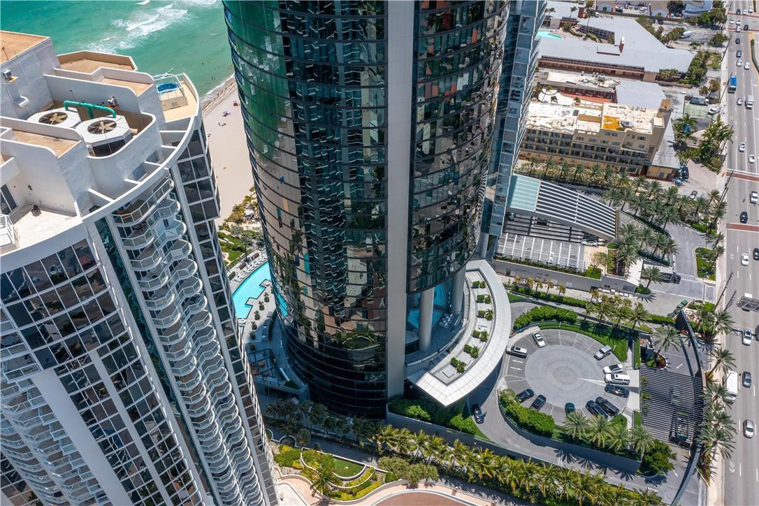 PORSCHE DESIGN TOWER - Residential