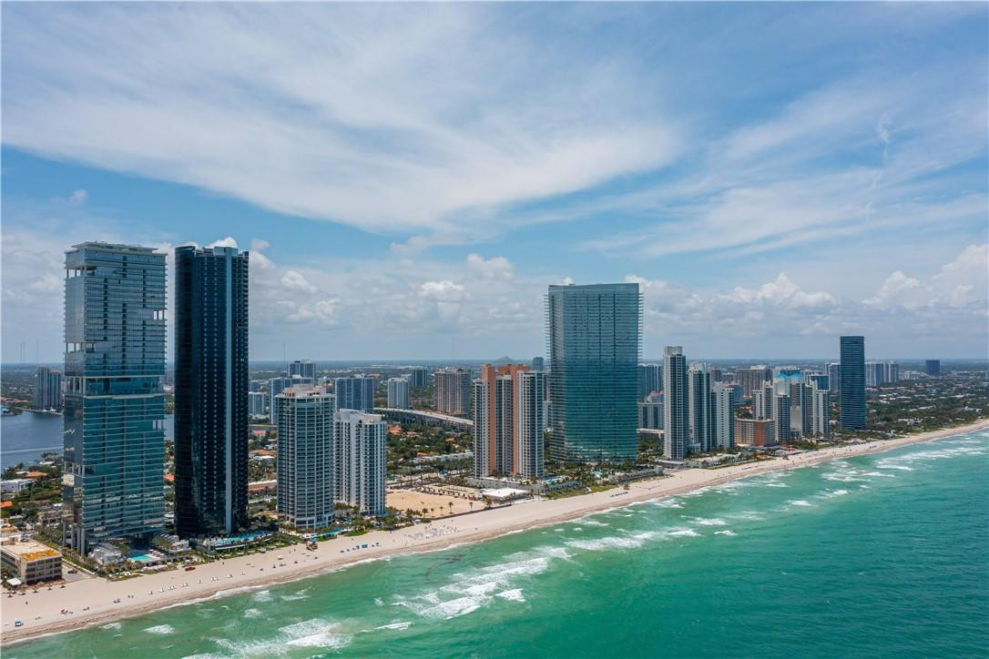 PORSCHE DESIGN TOWER - Residential