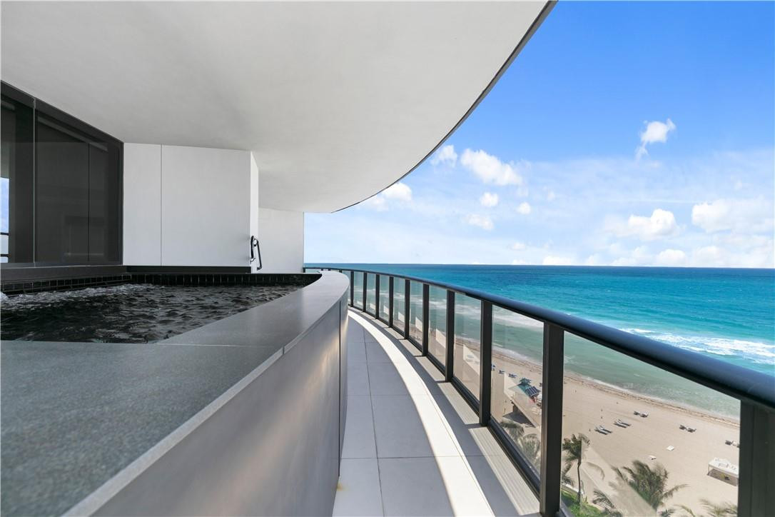 PORSCHE DESIGN TOWER - Residential