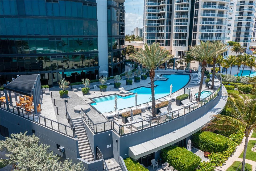 PORSCHE DESIGN TOWER - Residential