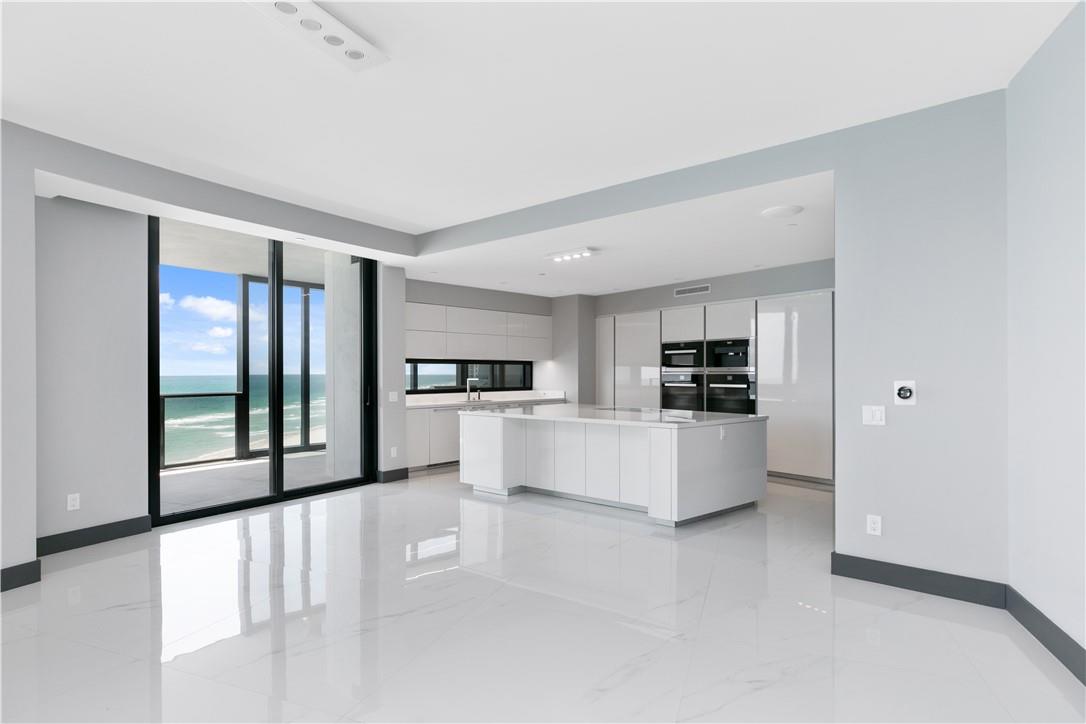 PORSCHE DESIGN TOWER - Residential