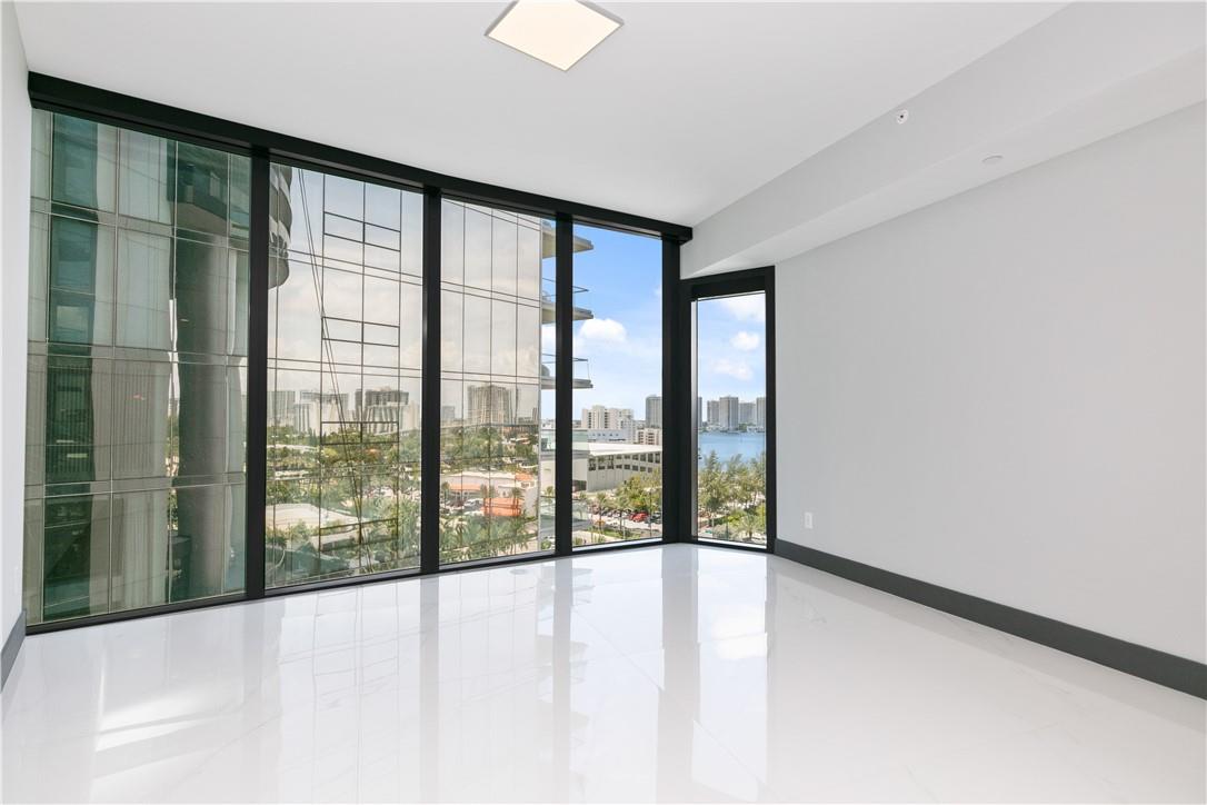 PORSCHE DESIGN TOWER - Residential