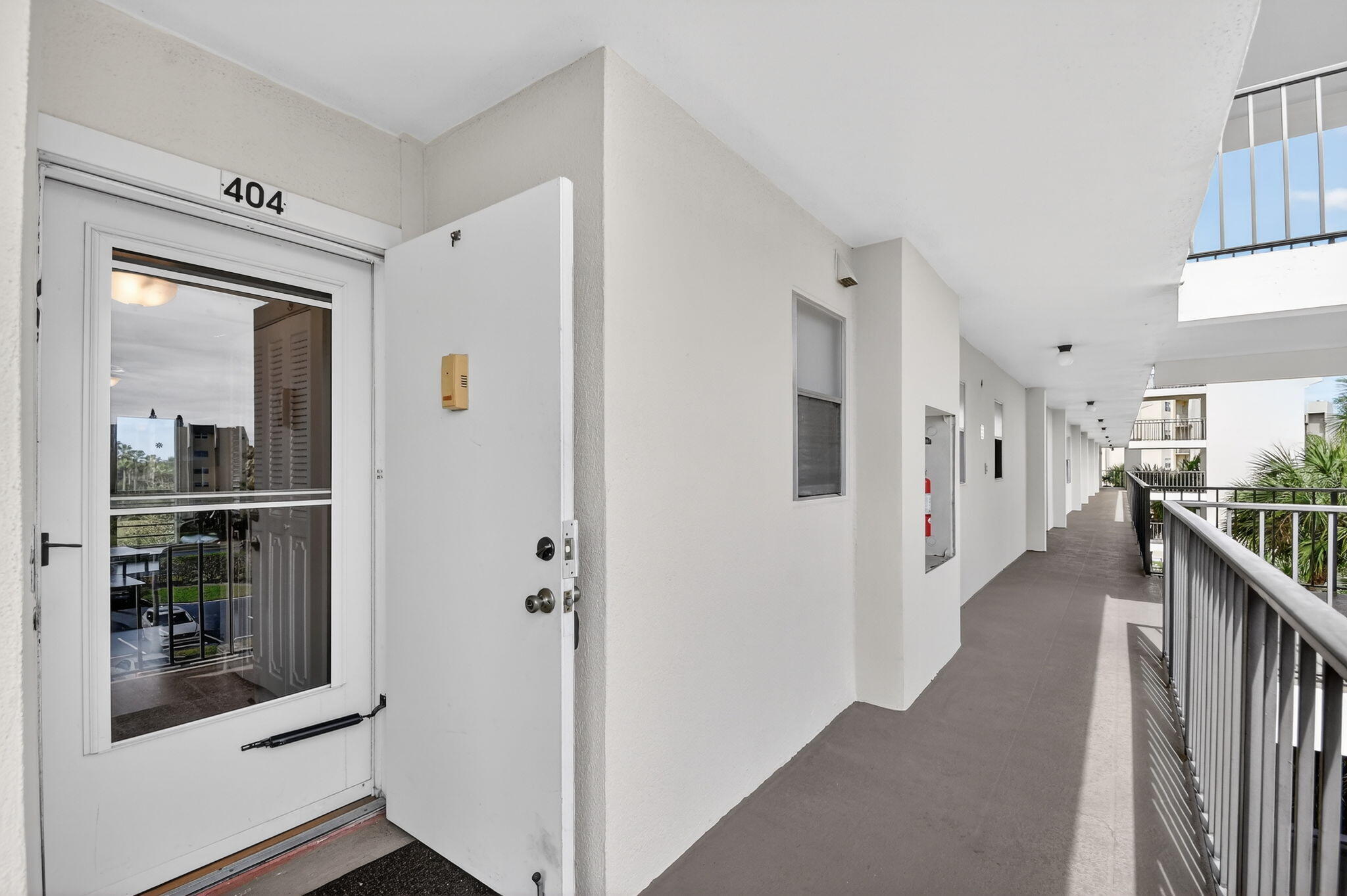 3871 Via Poinciana 404