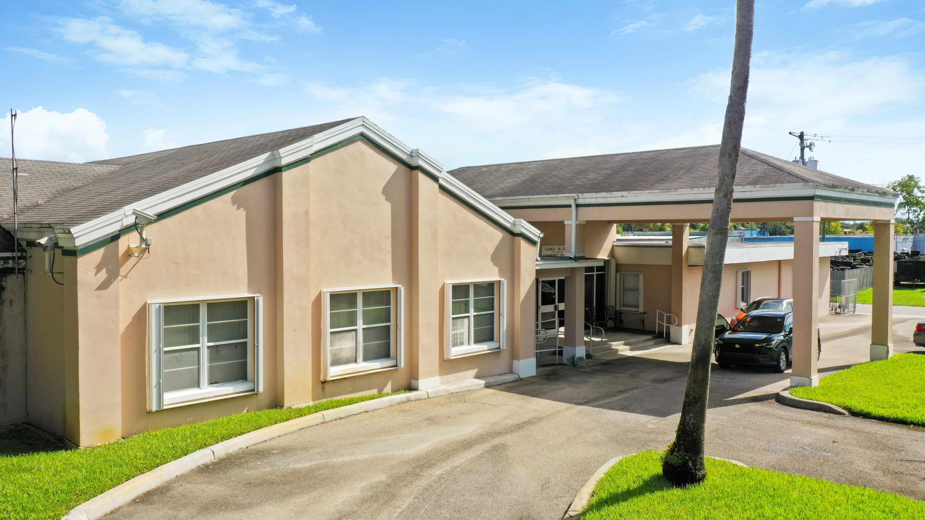 1505 Orange Avenue, Fort Pierce, FL, 6814/$2,250,000 2 1505 Orange Avenue