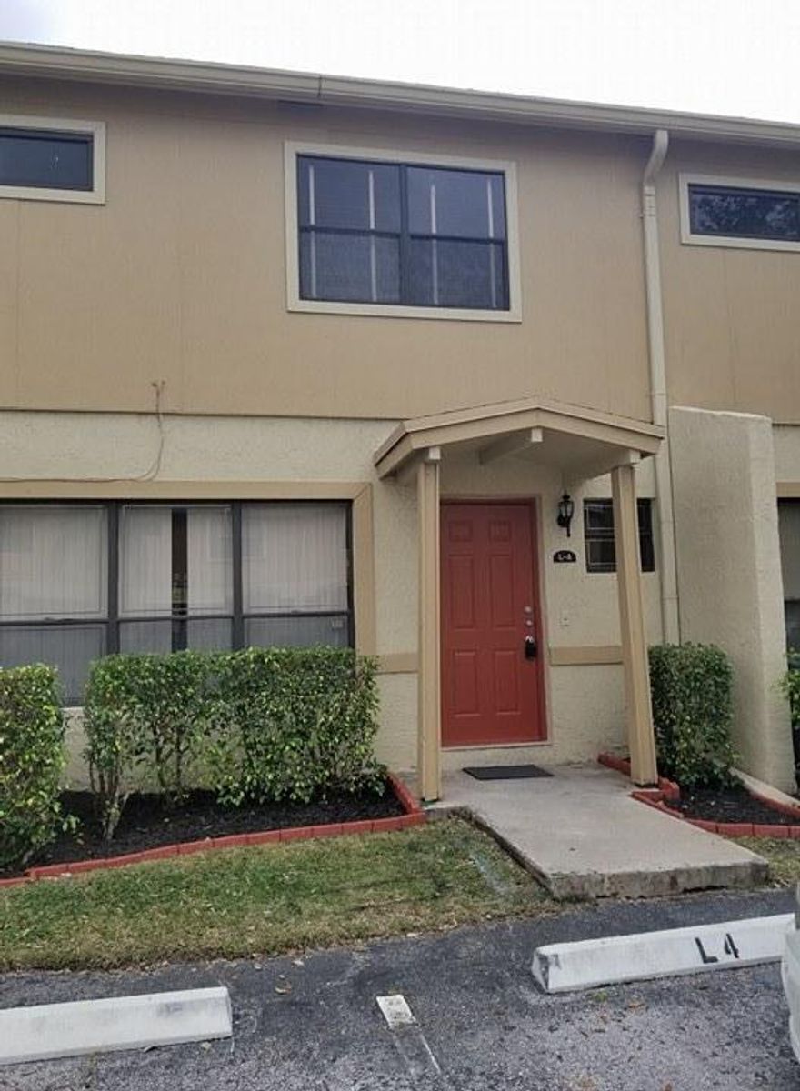 Beautiful Spacious 3/2.5 Townhouse, freshly painted, well maintained, ready to move in. Great for first time Home-buyers! Great price! Community swimming pool, tennis court, gym and clubhouse. Walking distance to supermarket, Banks. Centrally located to plaza, restaurants, and main highways (I-95 & turnpike).