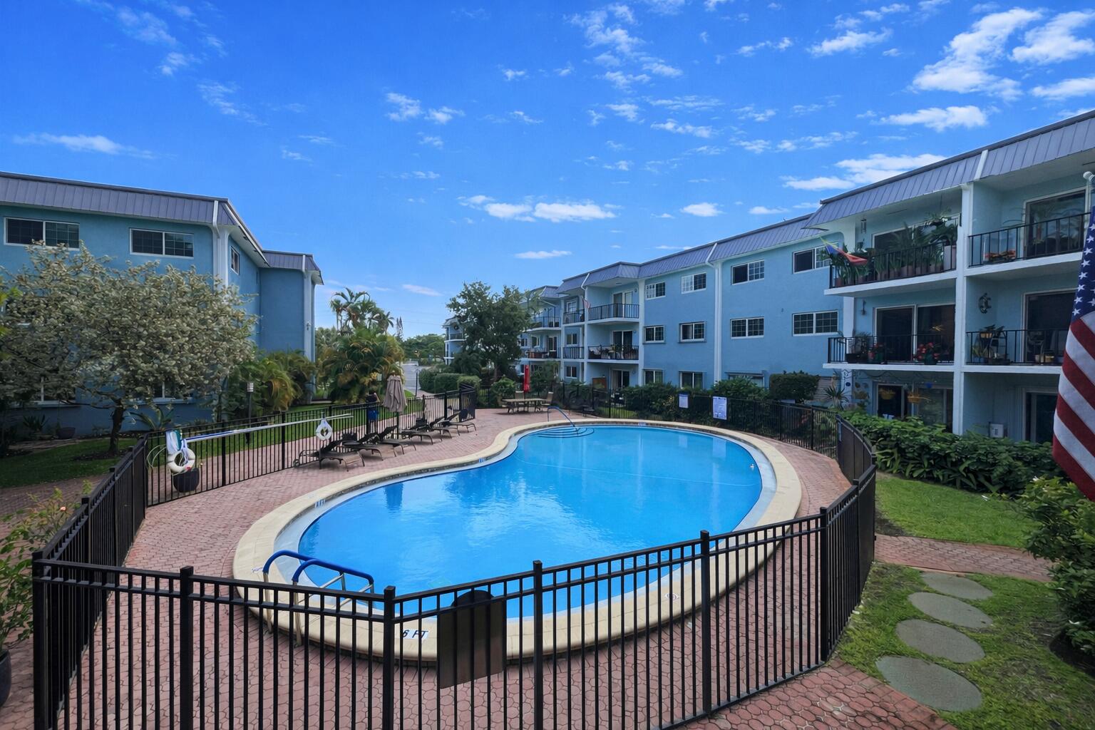 RIVER MANOR - Residential