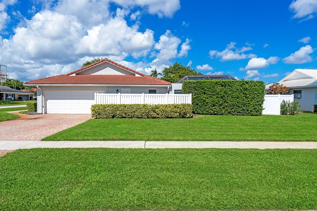 Photo of 640 SW 74th Ter, Plantation, FL 33317 (MLS # F10533195)