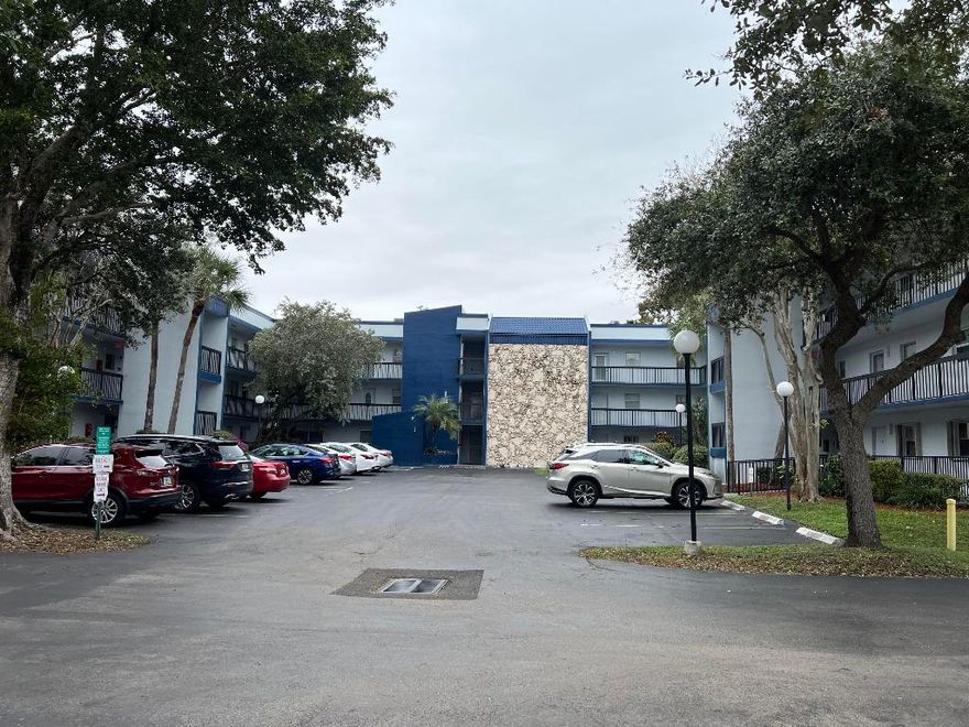 1 bedroom 1-bathroom cozy condo in a quiet 55 community with all resort style amenities. Updated kitchen, bathroom.  laundry facilities  and extra storage room. Great location close to dining, shopping, hospitals, bus service for the community. Cable and internet service included in the maintenance. Association held 6 months of maintenance in escrow for 18 months.