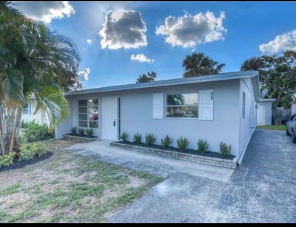 Photo of 420 SE PARKWAY Drive, Stuart, FL 34996 (MLS # B26052661)