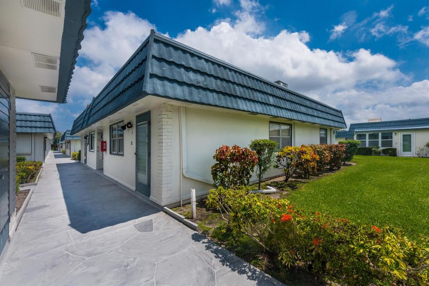 Immaculate home for seasonal rental in the vibrant Kings Point community. Enjoy the lovely garden setting for your winter in Florida. Clubhouse includes a diner, theater and indoor pool. Golf available to all residents at a reasonable pay to play fee.Available to view after November 2nd.