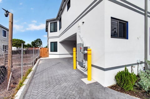 Tiny photo for 3541 NE 13th Avenue #Unit A, Oakland Park, FL 33334 (MLS # B26092795)
