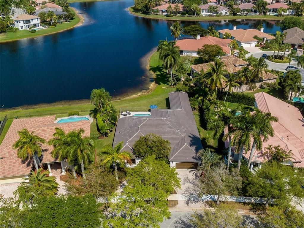 Photo of 2702 Edgewater Ct, Weston, FL 33332 (MLS # F10370988)