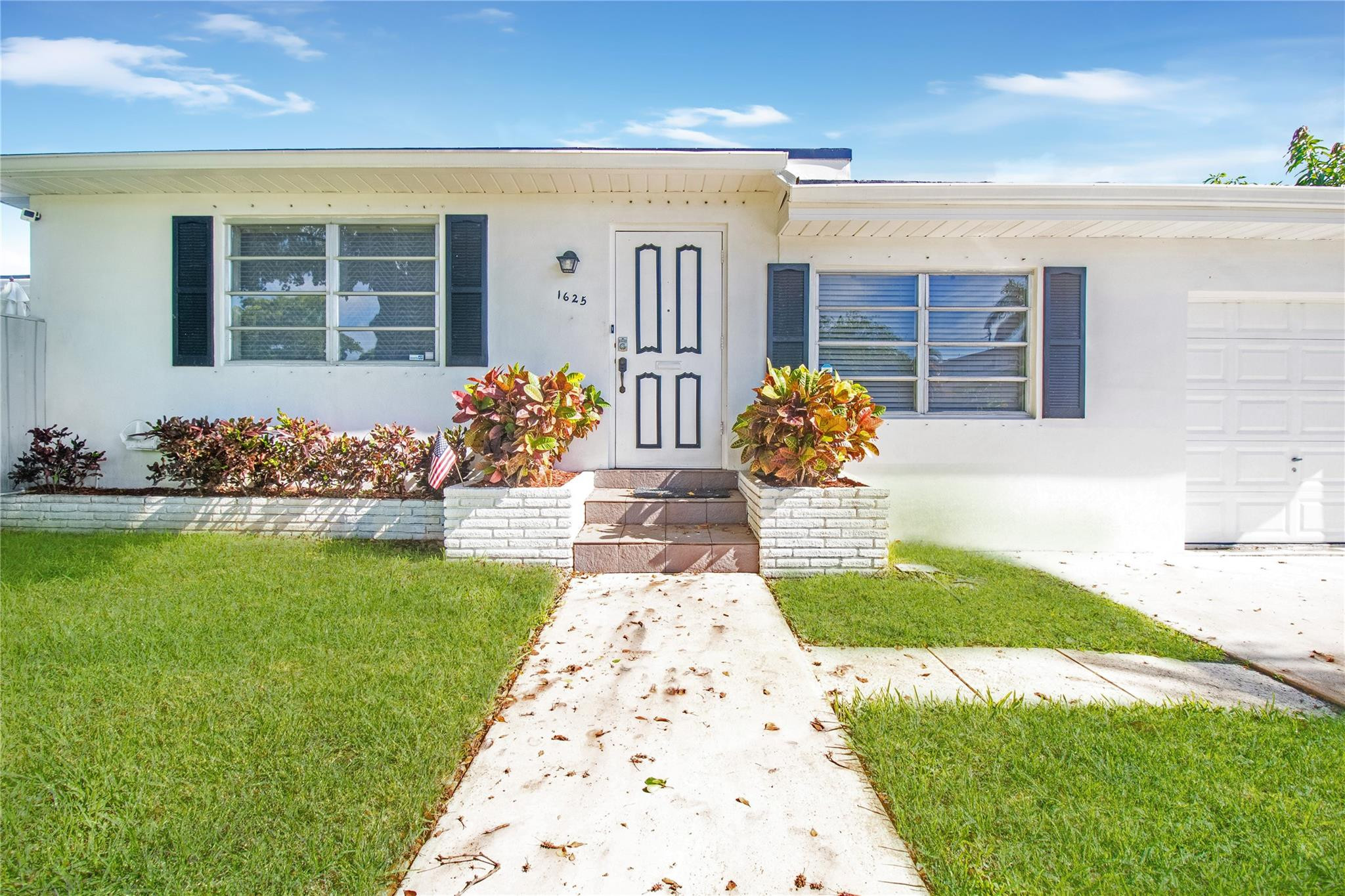 Poinsetta Park 8-35 B - Residential Income