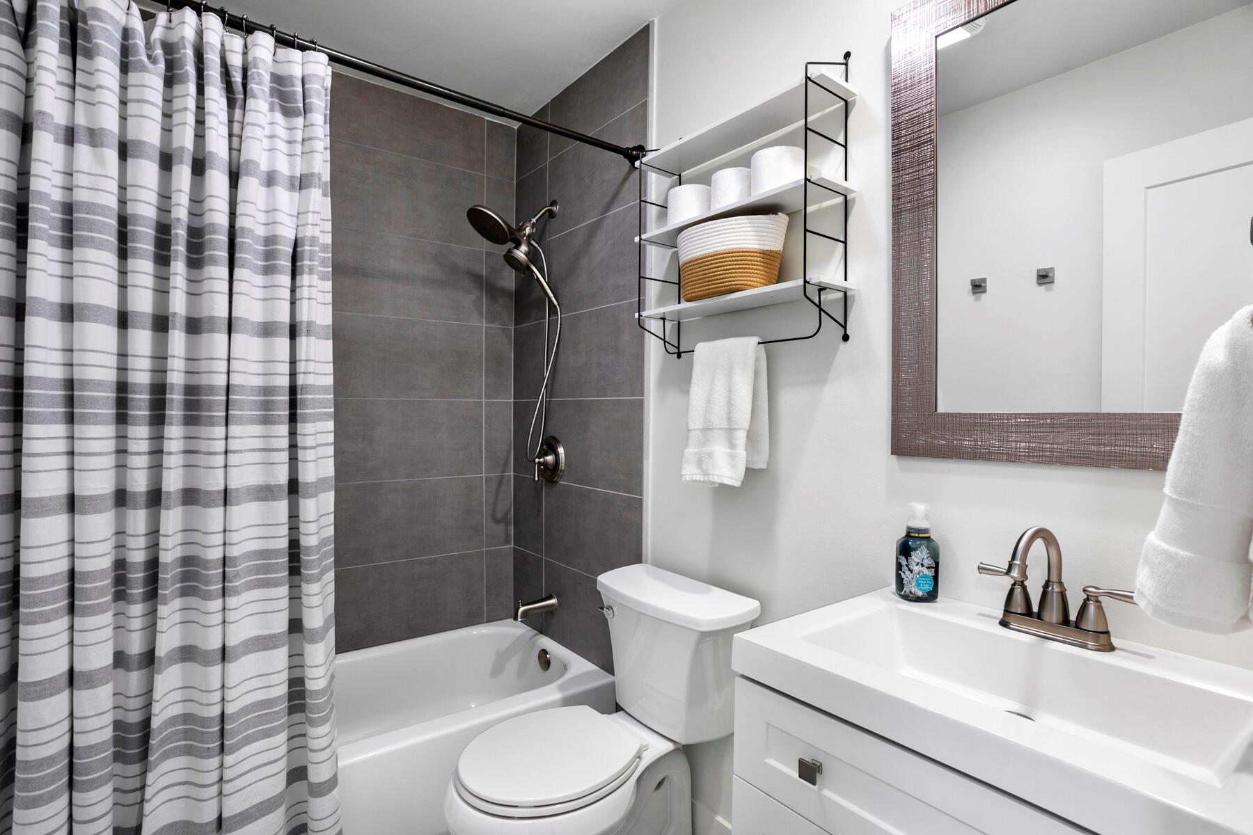 PALM BEACH SQUARE UNIT 5 - Residential Lease