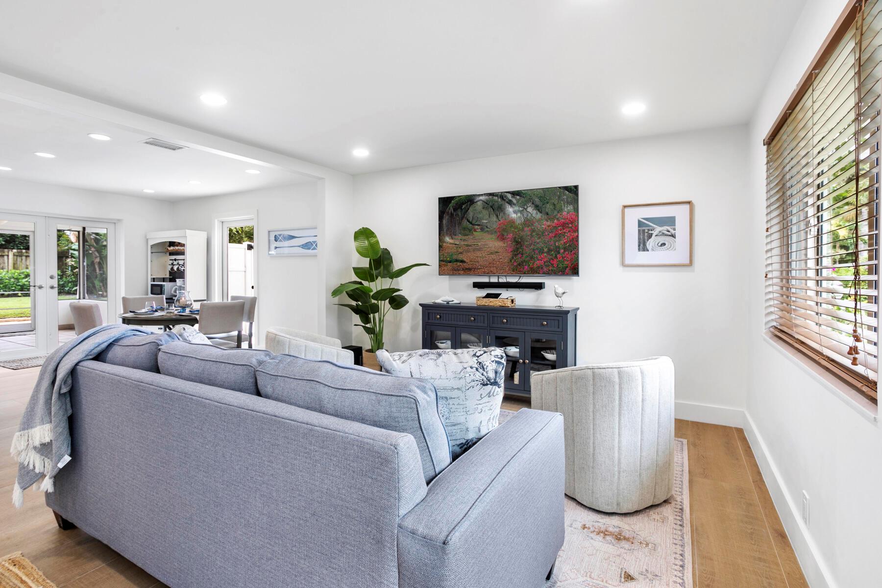 PALM BEACH SQUARE UNIT 5 - Residential Lease