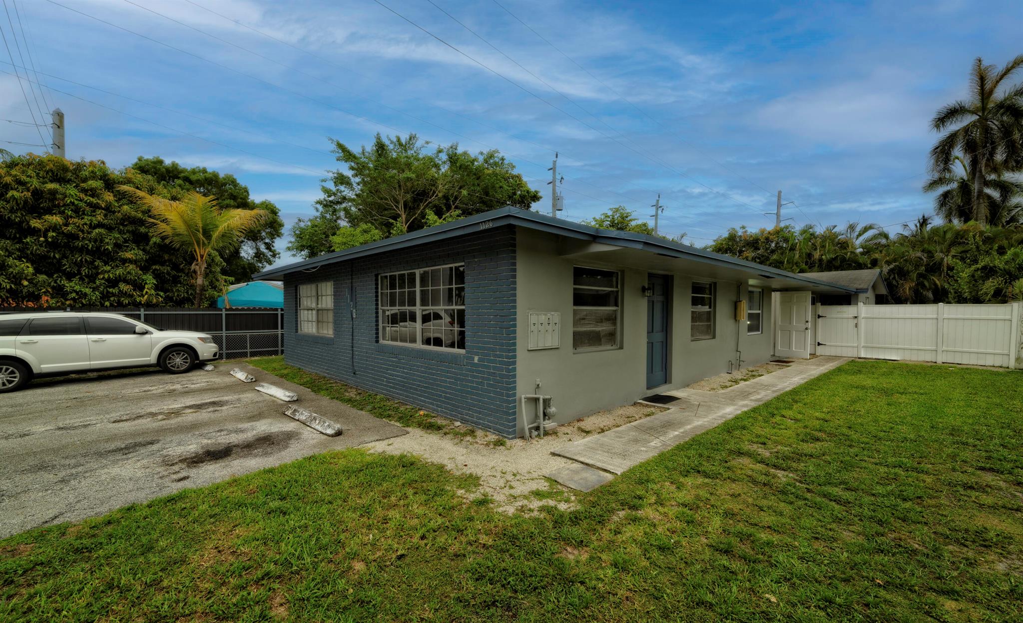 Gorgeous update Home in the Heart of Fort Lauderdale. Updates include Kitchen, Bath, Paint Flooring & Appliances. This must see home features laminate wood flooring throughout with premium baseboards & cool-neutral paint. Must see. Available for immediate move-in.